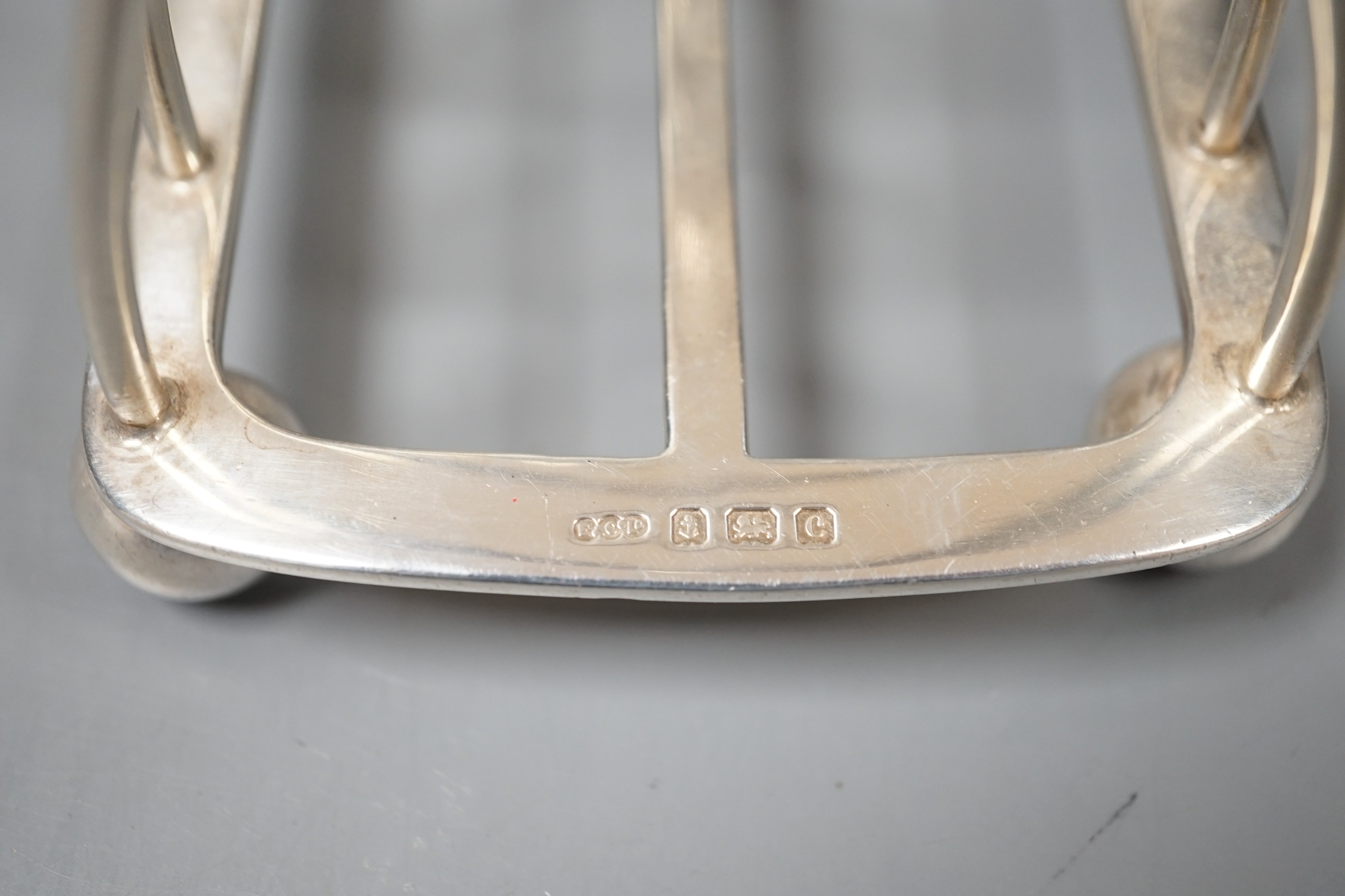 An Edwardian silver eight bar toast rack, on ball feet, by Elkington & Co, Birmingham, 1902, length 15.4cm, 10oz.